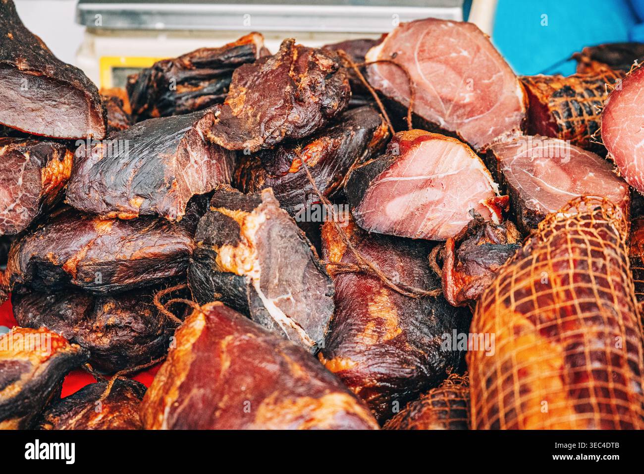 Auswahl an handwerklich hergestellten geräucherten Schinken, Räucherfleisch und Jerky mit reichhaltigen Aromen und traditionellen Methoden zur Zubereitung von Speisen Stockfoto