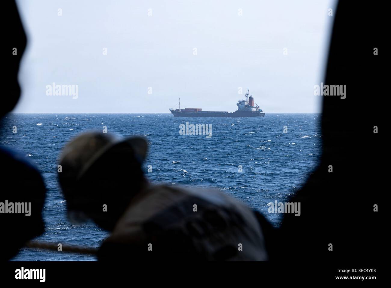 US-Marines von der 31st Marine Expeditionary Unit Board M/V Blue Star III, einem Handelsschiff, das verdächtigt wird, unter Verletzung der US-Blockade iranischer Häfen in den Iran zu reisen, 28. April 2026. Die US-Streitkräfte ließen das Schiff frei, nachdem sie eine Suche durchgeführt hatten und bestätigten, dass die Fahrt des Schiffes keinen iranischen Hafen beinhalten würde. (Foto des U.S. Marine Corps) Stockfoto