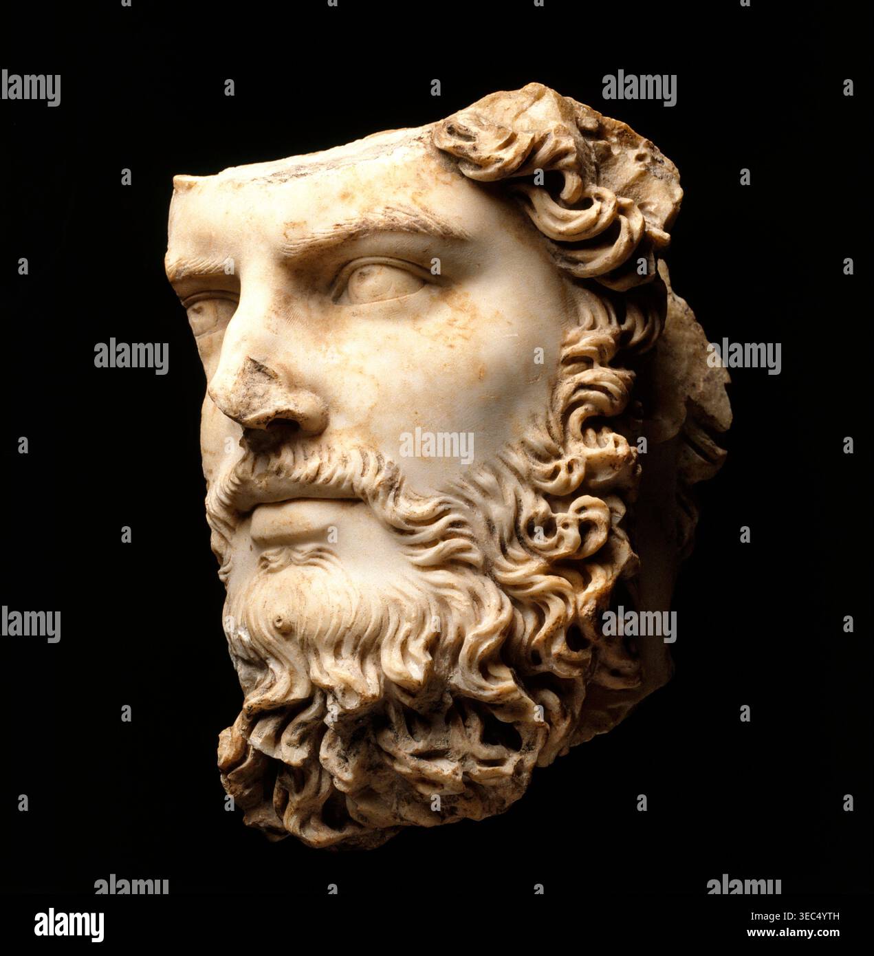 Oberhaupt des Mitkaisers Lucius Verus, datiert von 161–169 n. Chr., Rom, Italien. Das fragmentarische Porträt zeigt die raffinierten, tief gebohrten Locken und den dicken Bart, die für den hohen antoninischen Kaiserstil charakteristisch sind. Stockfoto