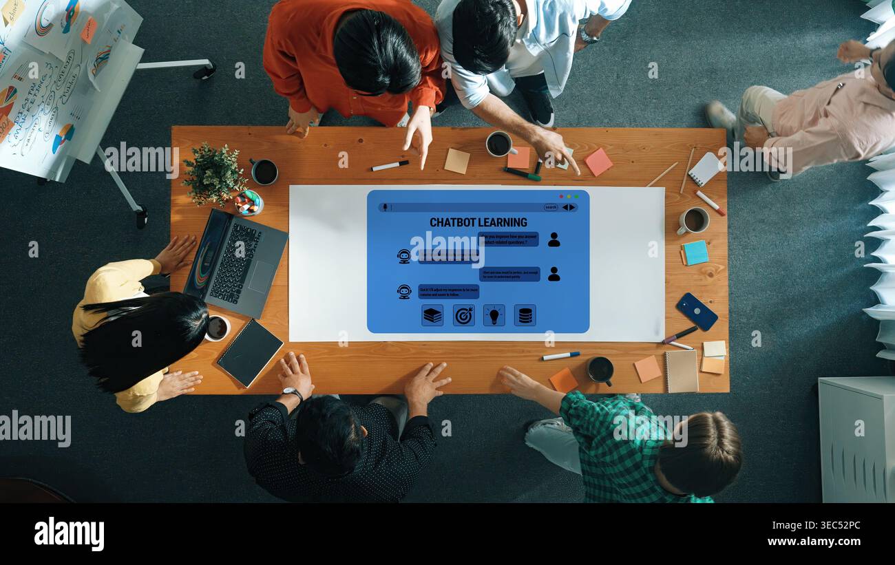 Teamzusammenarbeit zur Lernstrategie von Chatbot in modernen Büroumgebungen mit Laptops, Haftnotizen und vielseitigem Fluxor zur emotionalen Bindung von Gruppen. Stockfoto