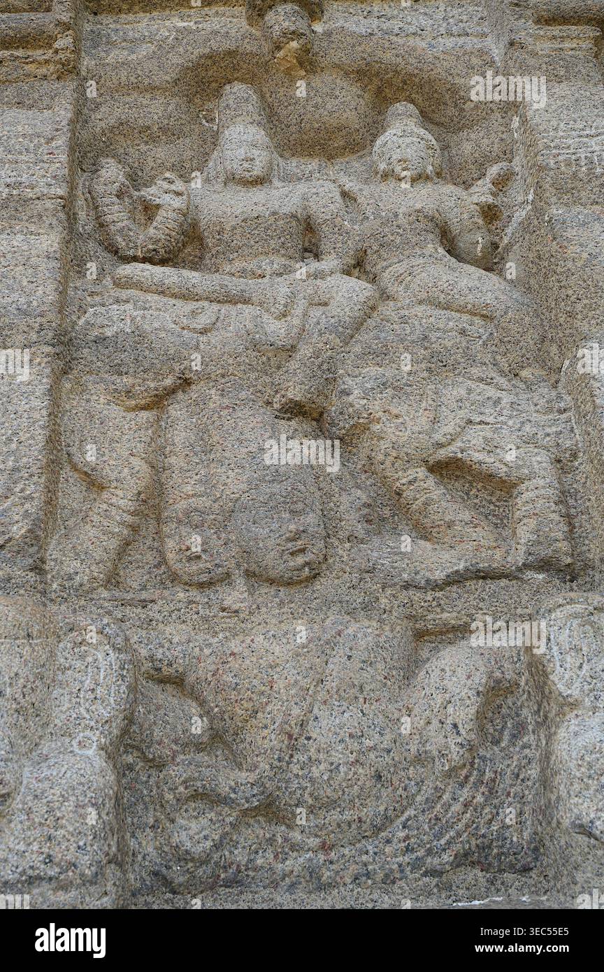 BAS-Relief von Ravana Lifting Kailasa, ein beliebtes Thema in der hinduistischen Kunst und mythologischen Veranstaltung, das den Dämon darstellt, der vom Shiva Olakkannesva Tempel zertrümmert wird Stockfoto