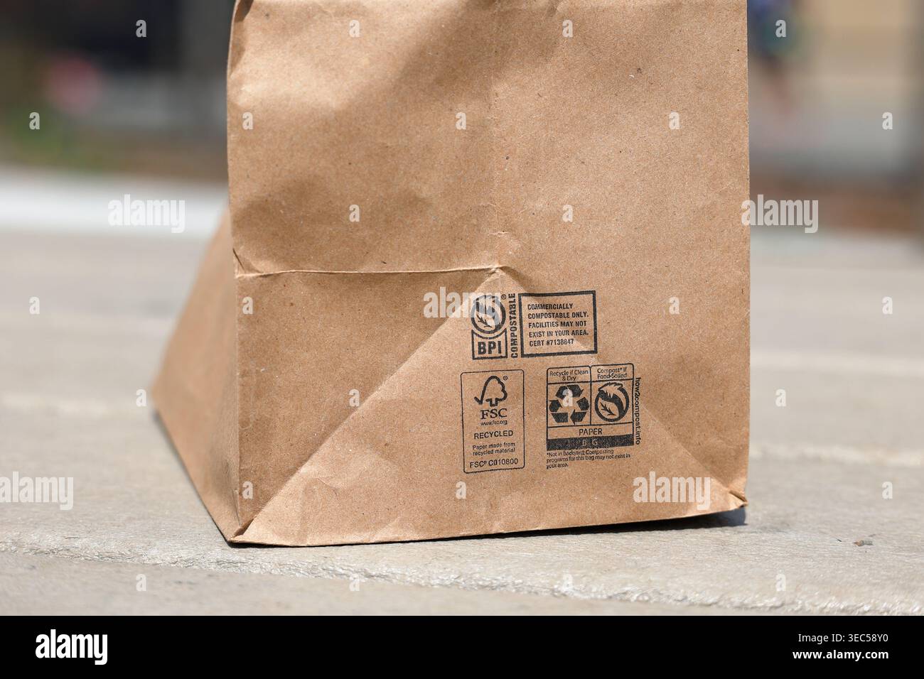 Recycling-Informationen und Infografiken auf einer braunen Papiertüte Stockfoto