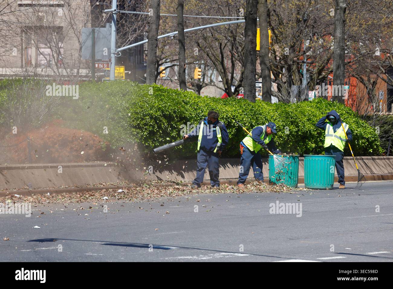 Vertragsarbeiter von McNulty Outdoor Landschaftsarchitektur Unternehmen mit einem gasbetriebenen Laubbläser draußen auf einer New Yorker Straße Stockfoto