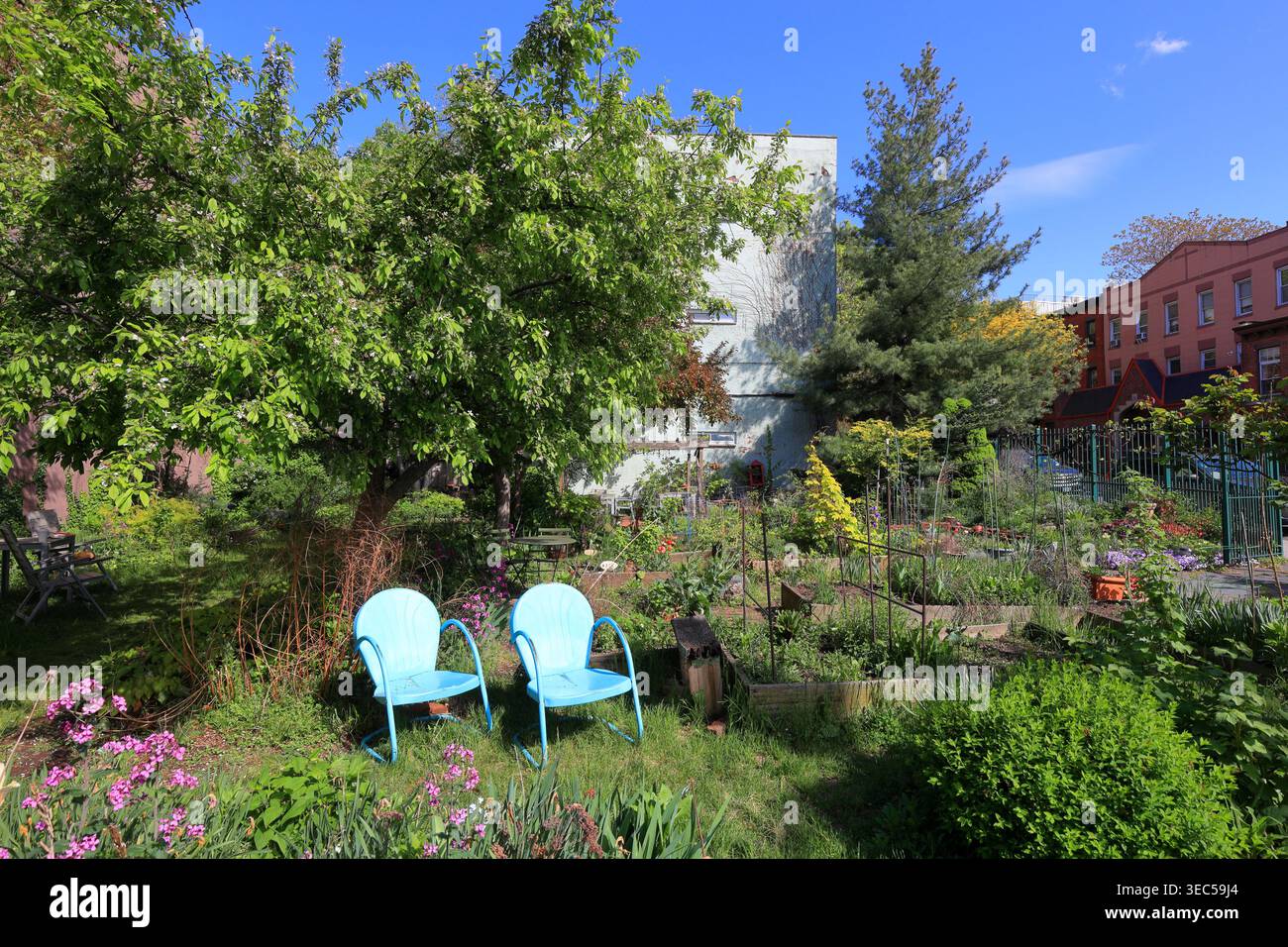 Summit Street Community Garden in Red Hook, Brooklyn, New York. Eine wunderschöne urbane Oase mit Gemeinschaftsgrundstücken, Liegestühlen und Gemeinschaft. Stockfoto