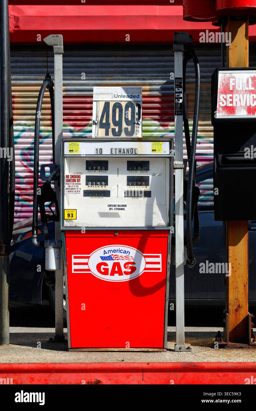 Eine alte Gaspumpe, die bleifreies Benzin der amerikanischen Gasmarke mit 10 %-Ethanol mit mindestens 93 Oktanzahl abgibt. Stockfoto