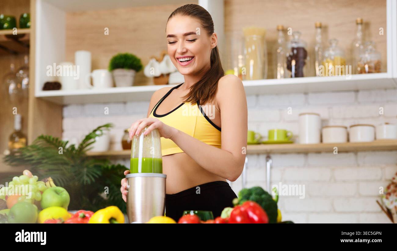 Passende Frau Vorbereitung gesunde Smoothie in der Küche Stockfoto