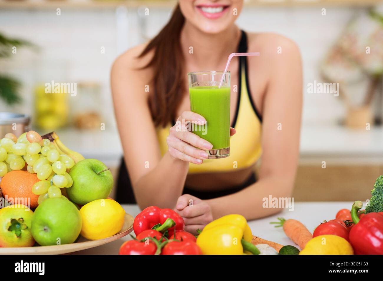 Gerne Frau trinkt Frisches Grün Detox Gemüsesaft Stockfoto