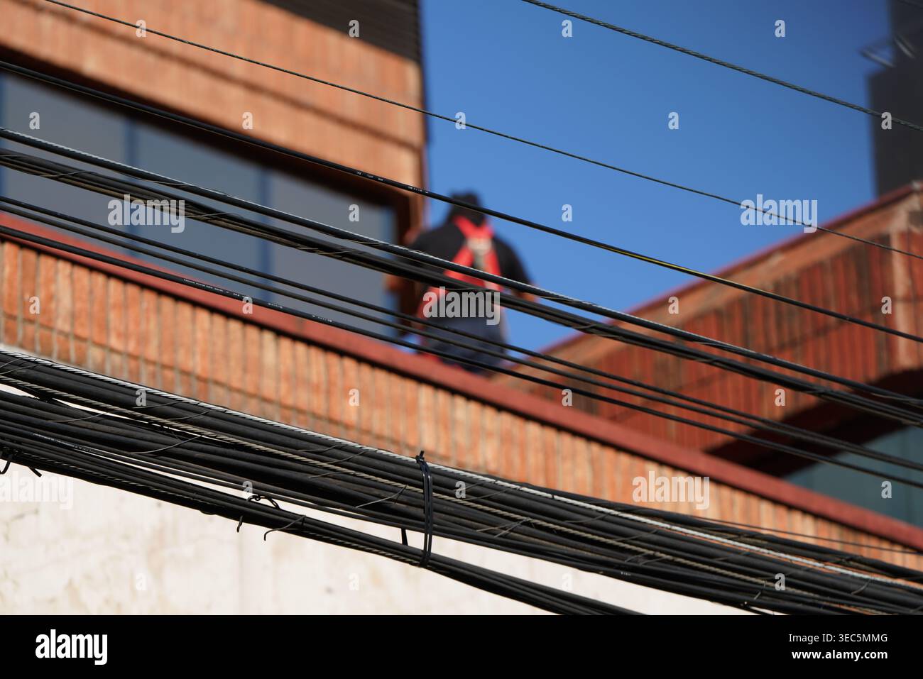 Erfahre mehr über el tejado con chaleco reflectante. Stockfoto