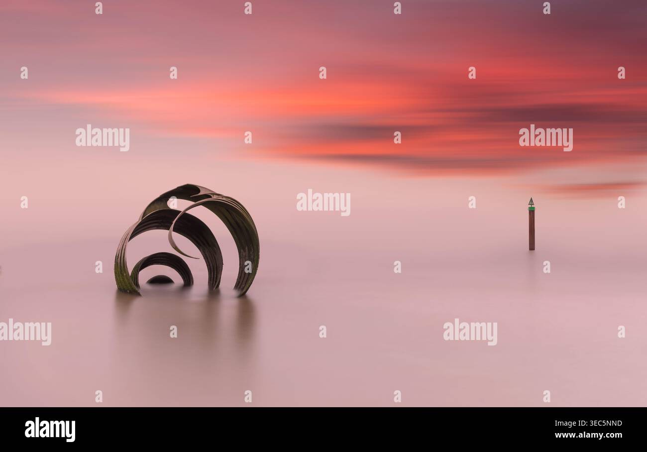 Mary's Shell Skulptur am Cleveleys Beach, Lancashire, England bei Niedrigwasser. Ikonisches Küstenkunstwerk an der Fylde Küste neben der Irischen See. Stockfoto