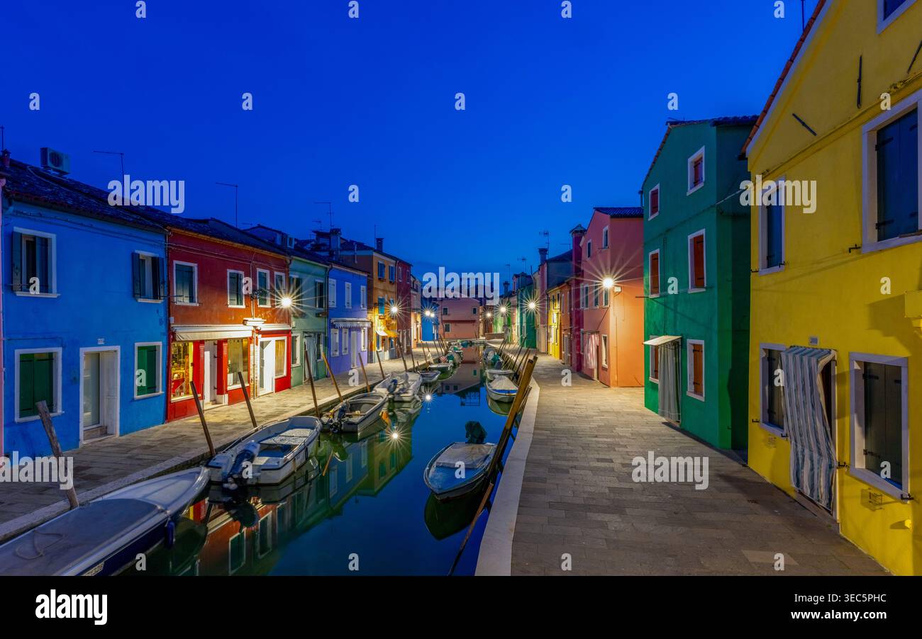 Burano Venedig Italien Farbige Häuser und Kanäle. Farbenfrohe Architektur und Reflexionen am Wasser schaffen ein lebendiges Reiseziel. Burano in der Abenddämmerung Stockfoto