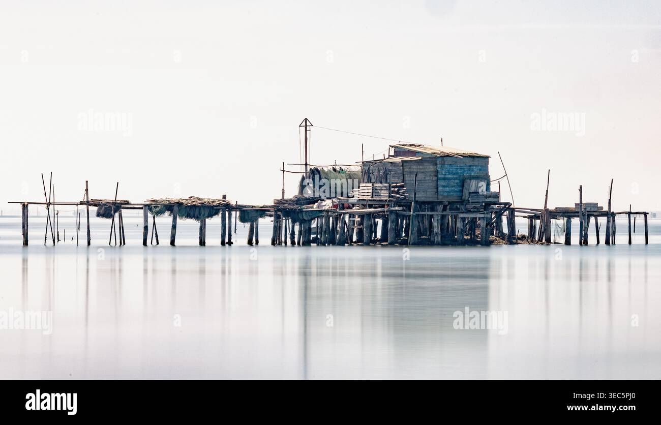 Fischerhütten in der Lagune von Venedig, rustikale Holzkonstruktionen, die über dem Wasser in der Lagune rund um Venedig, Italien, gebaut wurden. Stockfoto