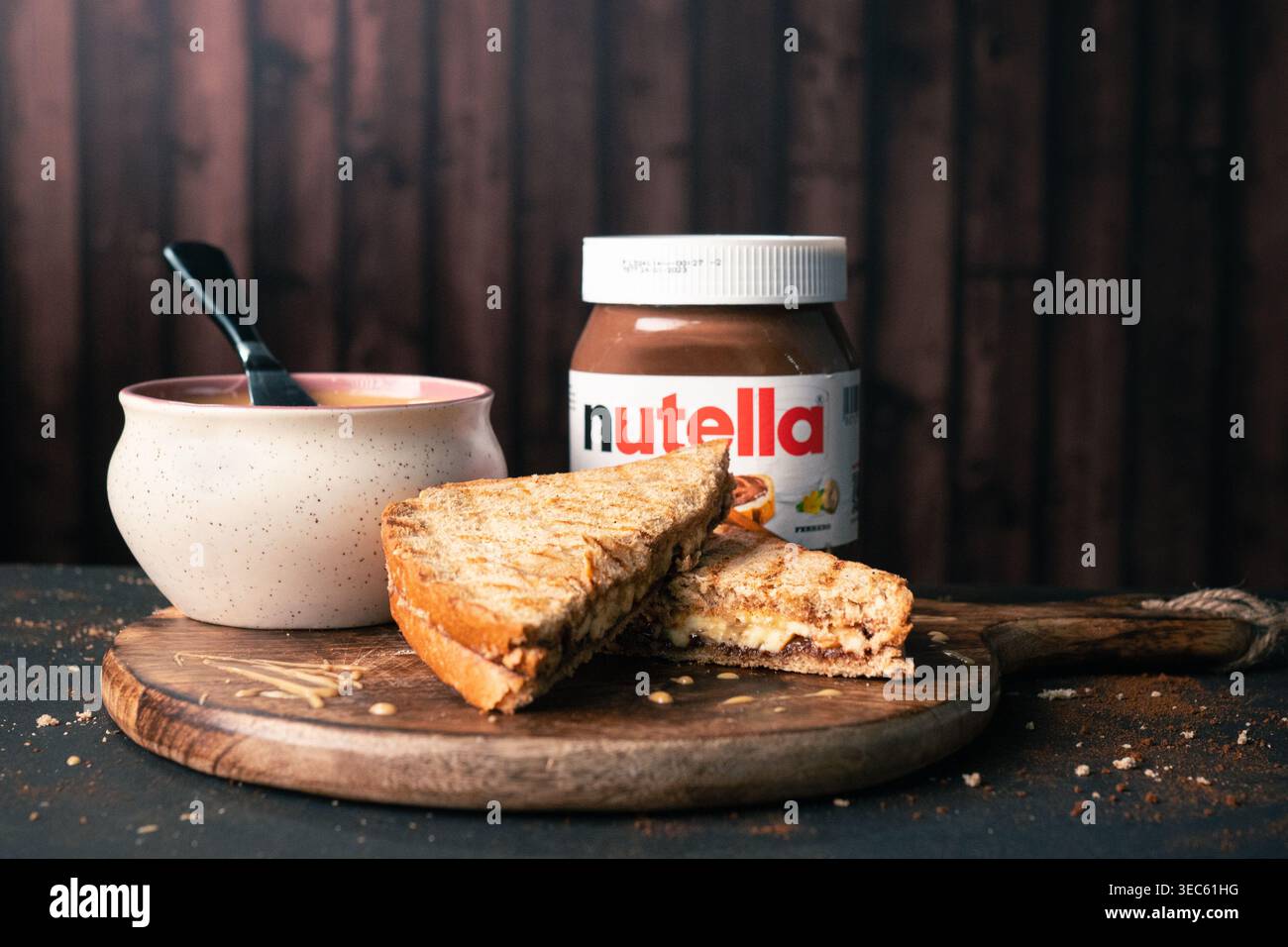 Nutella brot auf einem frühstücksbrett -Fotos und -Bildmaterial in hoher Auflösung – Alamy
