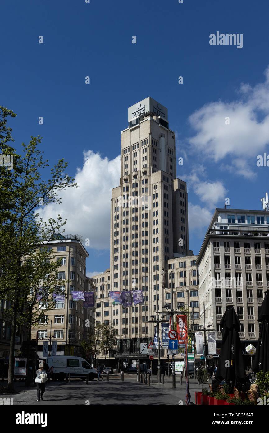 ANTWERPEN, BELGIEN, 14. APRIL 2026: Wahrzeichen des Art-Deco-KBC-Turms oder Boerentoren, von Meir aus gesehen. Der Turm wurde von Katoen Natie erworben Stockfoto