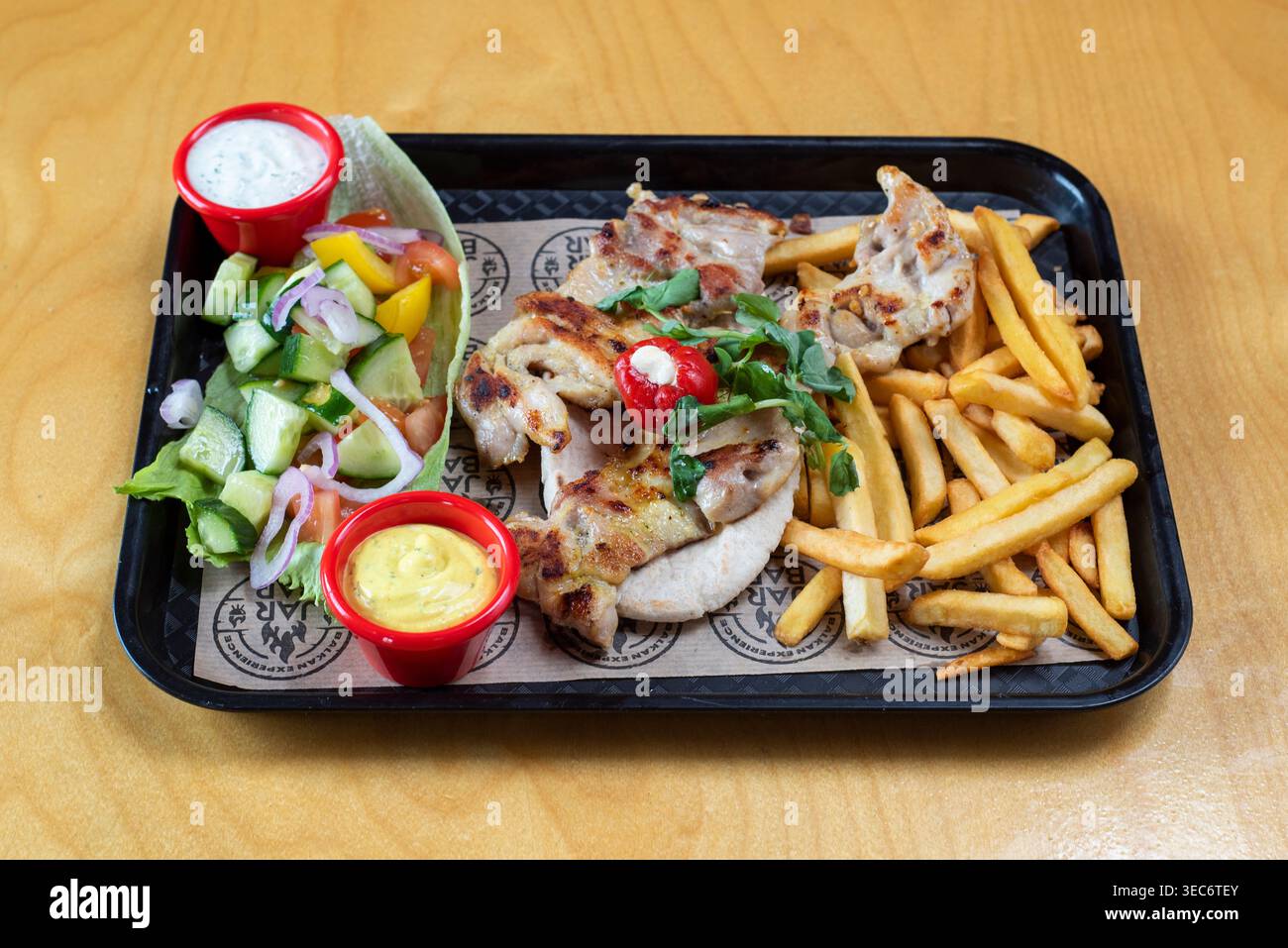 Sheffield UK – 23. Juli 2020 – Chicken Pitta and Pommes. Vom Balkan inspirierte Küche aus der Jar Bar auf Kelham Island Stockfoto
