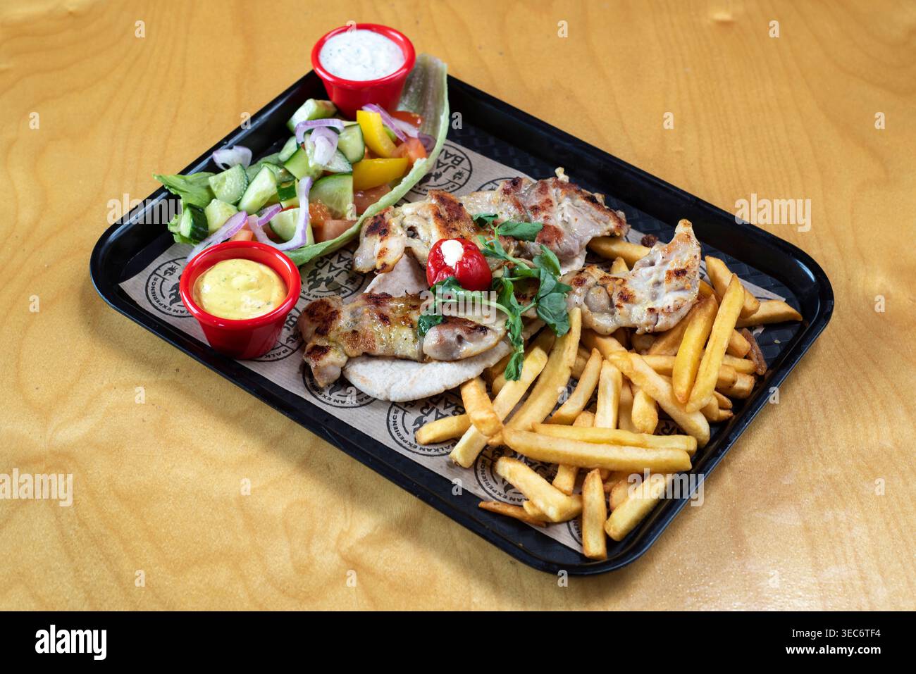 Sheffield UK – 23. Juli 2020 – Chicken Pitta and Pommes. Vom Balkan inspirierte Küche aus der Jar Bar auf Kelham Island Stockfoto