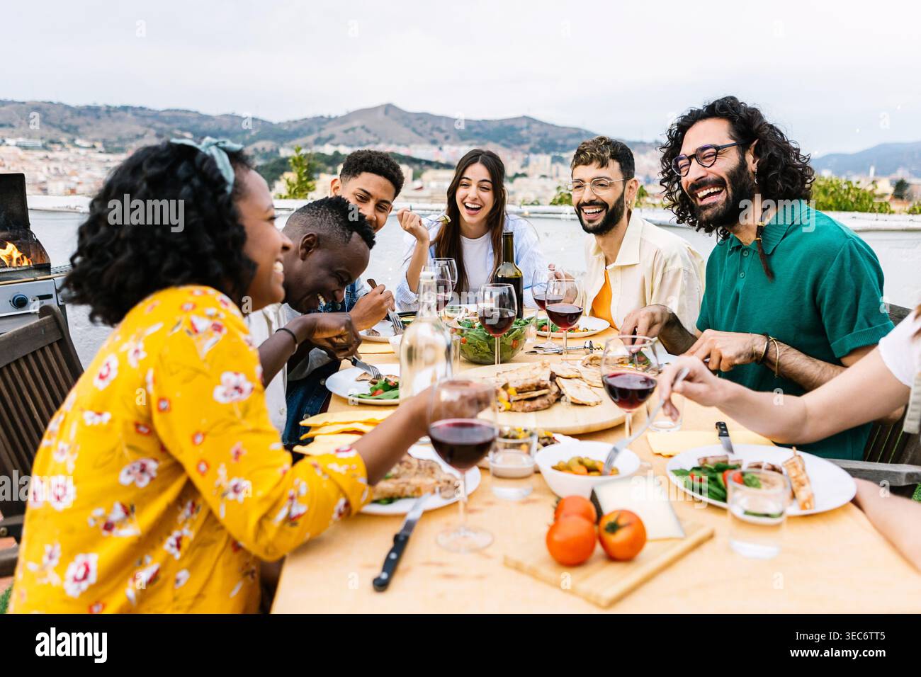 Verschiedene Freunde genießen im Sommer eine Grillparty auf der Terrasse Stockfoto