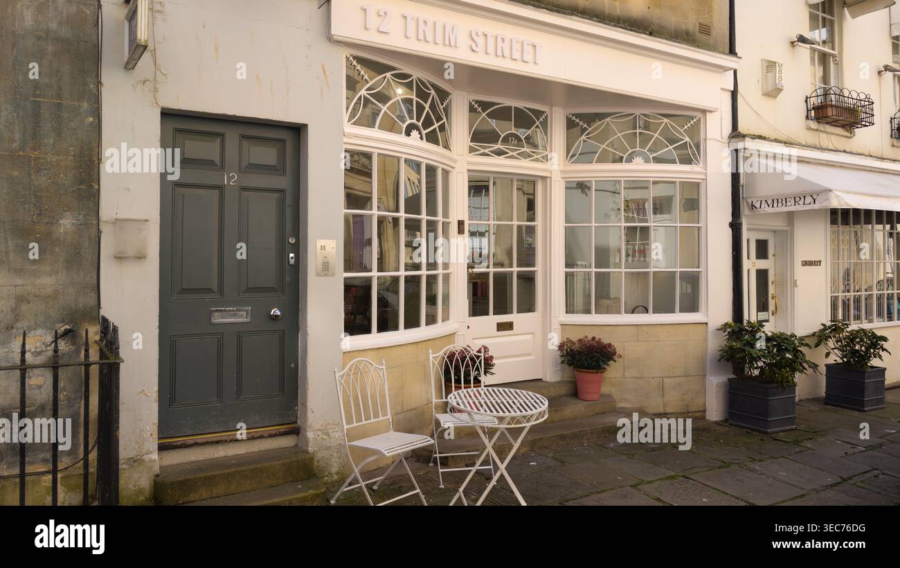 12 Trim Street Friseure Regency Architektur wurde als Drehort für die Netflix-Serie Bridgerton verwendet. Gunter's Tea Shop. Bad UK - Smartphone-aufgenommenes Stockfoto