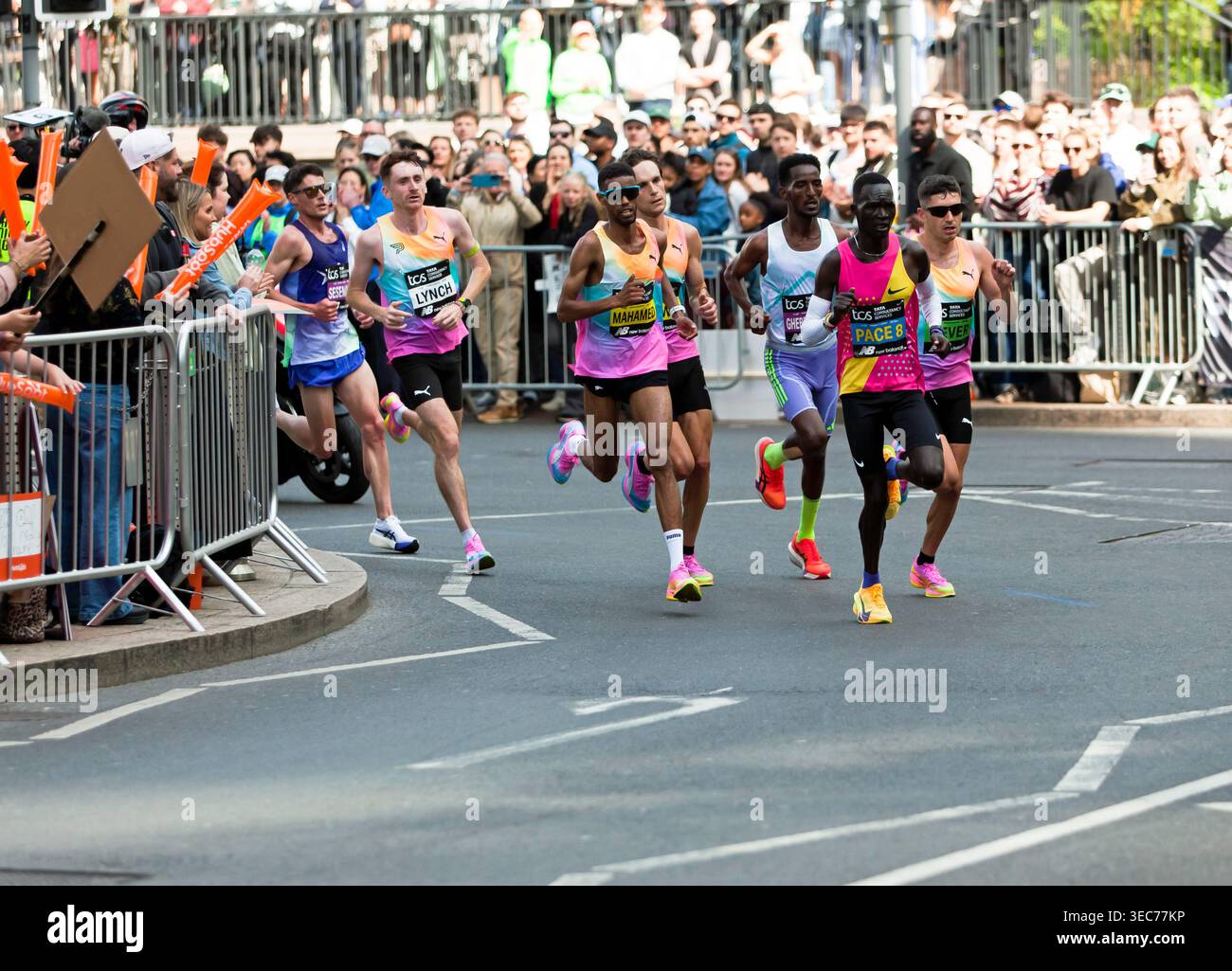 Chasing Pack der britischen Elite-Läufer der Männer beim London Marathon 2026 2026 durch die Bank Street in Canary Wharf, in der Reihenfolge Patrick Dever, Weynay Ghebresilasie, Mahamed Mahamed, Jack Rowe, Peter Lynch (IRL) und Philip Sesemann. Sie beendeten den 11., 13., 10., 14., 9. 16. Mahamed Mahamed war der schnellste britische Athlet mit einer Zeit von 02:06:14. Stockfoto