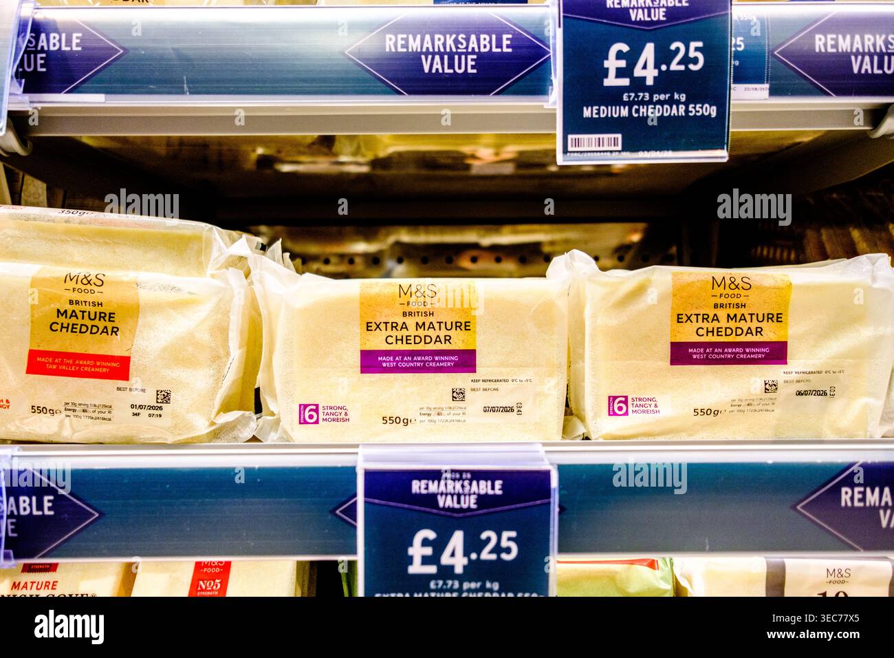 London UK, 29. April 2026, Block von extra reifem Cheddar Cheese with No People Stockfoto