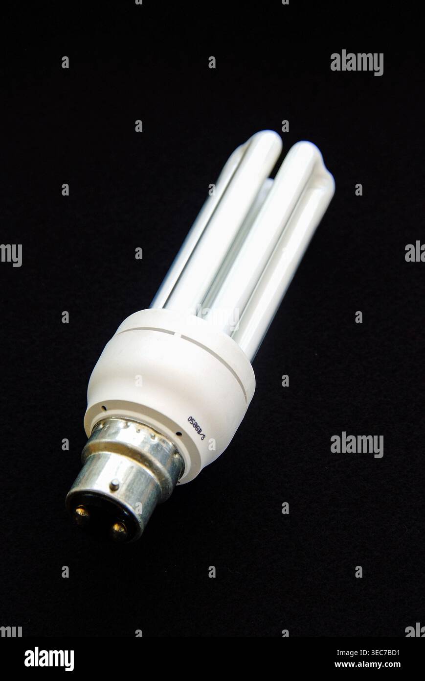 Energieeffiziente Glühlampe auf schwarzem Hintergrund, die Form und Design zeigt Stockfoto