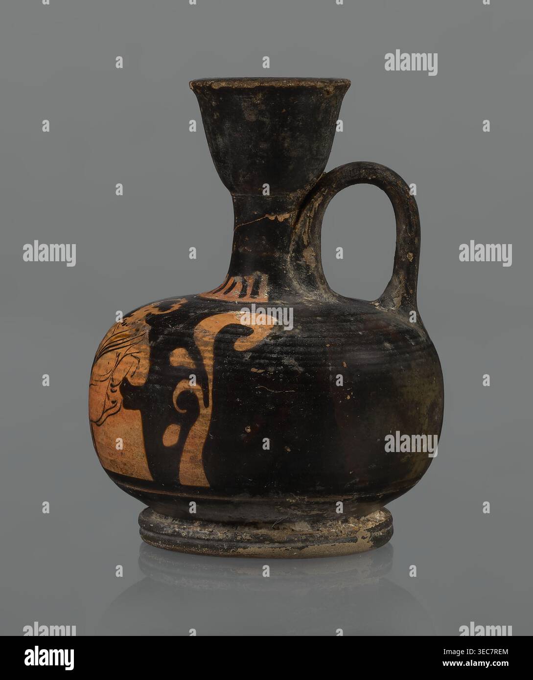 Rotfigurenaryballos lekythos, unbekannte Campanische Werkstatt. Ein Squat-Lekythos mit ringförmigem Fuß. Bauch breit, kugelförmig und flach; Schultern rund und breit. Schmaler, flacher Hals bis zum Rand; schalenförmiger Rand. Bandförmiger vertikaler Griff. Vorderseite mit einem Stabschmuck am unteren Ende des Halses. Bauch und Arme zeigen eine sitzende Frau nach links: Beine im Profil links ausgestreckt, rechts ausgezogen, Hüften dreiviertel im Gesicht, Arme frontal, Kopf im linken Profil. Der linke Arm ist um eine Himation gewickelt, die Hand liegt auf der Hüfte; die rechte Hand ist über einem geschleuderten kreisförmigen Objekt aus zwei Teilen gestreckt Stockfoto