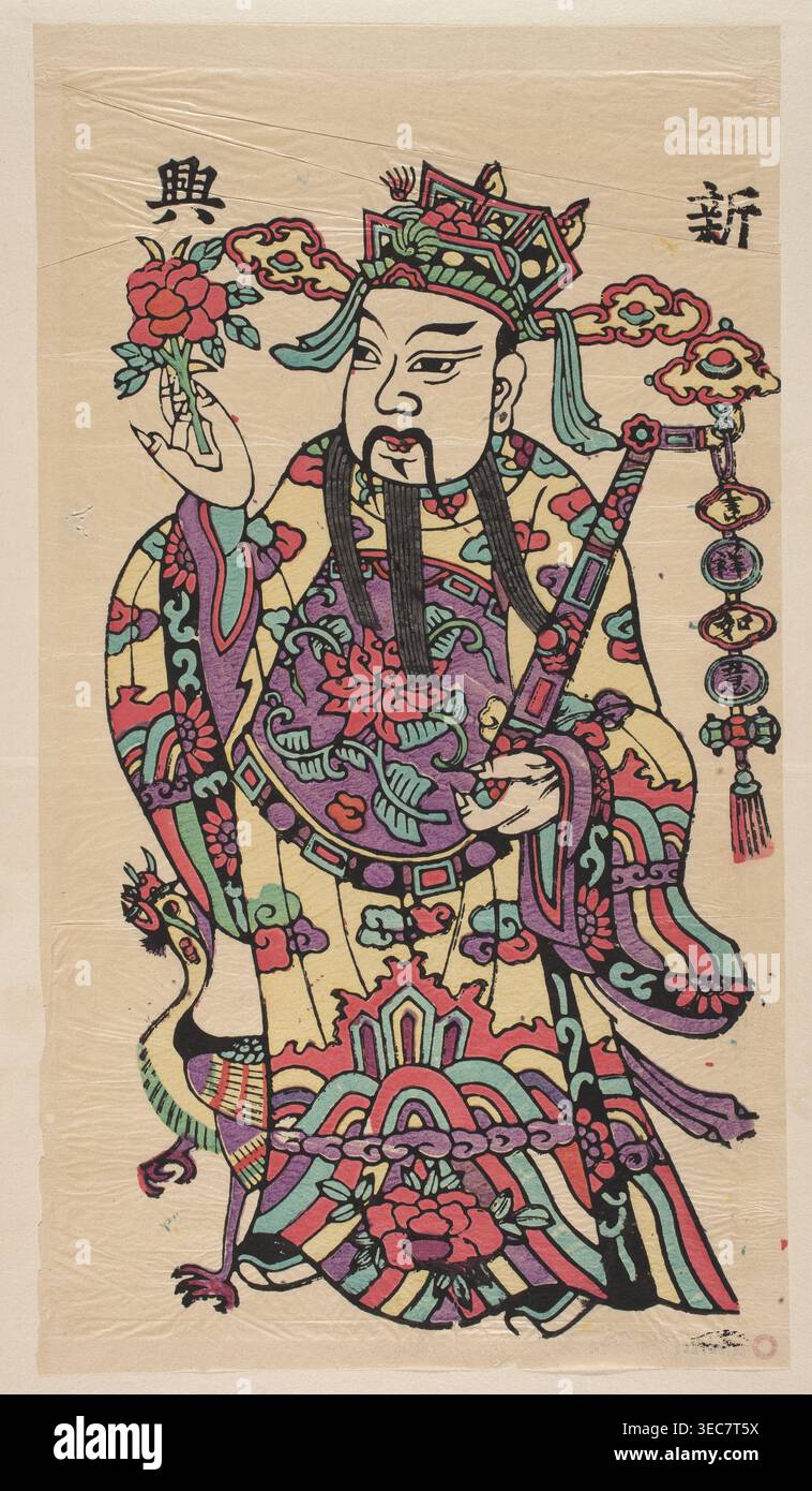 Menshen Torwächter, Geschenk; chinesische Kunst, chinesische Kultur; Nianhua Neujahrsbild mit einem Torwächter, dargestellt als ziviler Würdenträger, der ein verheißungsvolles Zepter und eine Pfingstrosenblüte hält; Anfang des 20. Jahrhunderts, Fengxiang; grafischer Druck; Höhe 51,0 cm, Breite 28,0 cm., Eine farbenfrohe Figur mit einem kunstvollen Kopfschmuck und fließenden Gewändern steht vor einem beigen Hintergrund; der Kopfschmuck und die Gewänder zeigen eine Mischung aus Rot, Lila, Petrol, Grün, Gelb, Rosa, Schwarz und Türkis mit komplizierten Blumen- und Wolkenmustern. die Figur hat einen schwarzen Schnurrbart, einen langen schwarzen Bart und ein gemaltes Gesicht Stockfoto