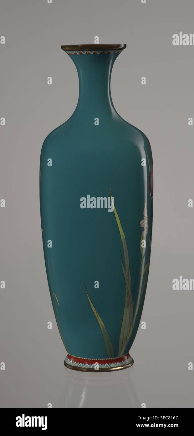 Eine ovoide Vase aus einem Paar, schlank, auf einem niedrigen ringförmigen Fuß und einem schmalen Hals, die am Rand abfackelt. Maul- und Klauenmaul sind mit Blech umrahmt. Mit dem Motiv eines blühenden Irisbusches dekoriert, mit naturalistischer Treue und Aufmerksamkeit auf eine Vielzahl von Farbtönen festgehalten. Das Motiv wird nach der yūsen-Technik vor einem einheitlichen meergrünen Hintergrund platziert. Um den Fuß und den Rand herum gibt es schmale, farbenfrohe Grenzen, die ebenfalls nach der yūsen-Technik hergestellt wurden und aus kleinen dreieckigen Formen bestehen, die als Cicada-Flügel bezeichnet werden. Cloisonné-Schmelz. Japanisch, Meiji-Periode, ca. 1900. Nagoya. Höhe 25 cm Stockfoto