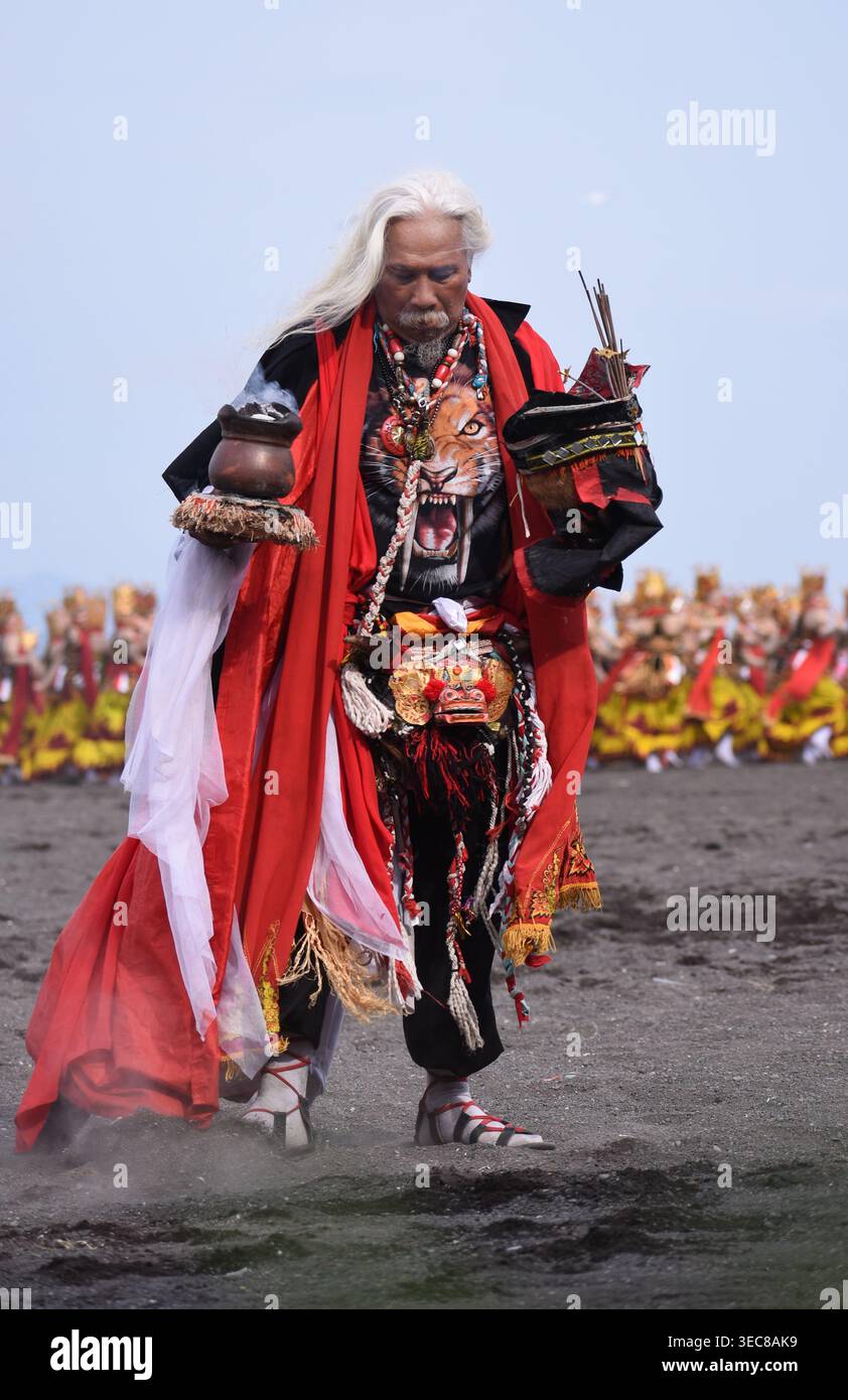 Ein Schamane oder Ältester, der eine Schüssel mit Weihrauch trägt, führt ein Reinigungsritual durch, bevor das Gandrung Sewu-Ereignis beginnt. Stockfoto