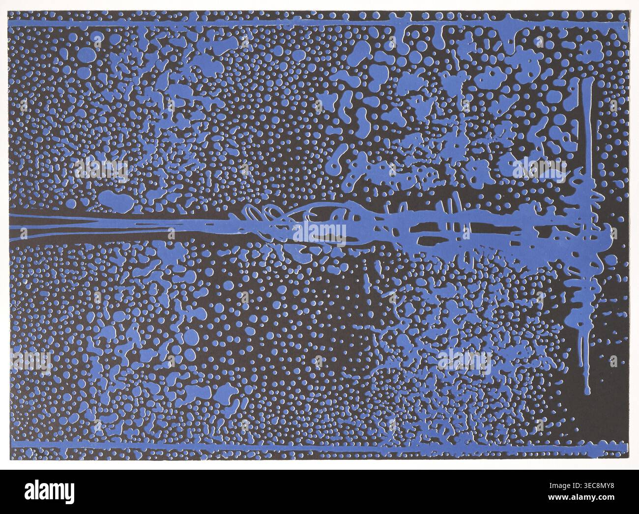 Aus der Serie „Towards the Sky“, violett und schwarz; Janusz Przybylski (1937–1998), Maler; Sky, Regen; 1987; Druck; Höhe 59,5 cm, Breite 43 cm, eine flache rechteckige Fläche, gefüllt mit einem abstrakten Muster unregelmäßiger abgerundeter Formen und Punkte in einem hellen Blau, die auf einem tiefschwarzen Hintergrund überlagert sind, mit einem horizontalen Band aus langen blauen Streifen, die sich nahe der Mitte kreuzen, und einer vertikalen tropfenartigen blauen Form nahe der rechten Kante, einem einheitlichen blauen Rand entlang der Ober- und Unterkante sowie Bereichen, in denen die blauen Cluster dichtere Flecken bilden, und andere Bereiche, in denen sie dünner gepunktet sind. Stockfoto