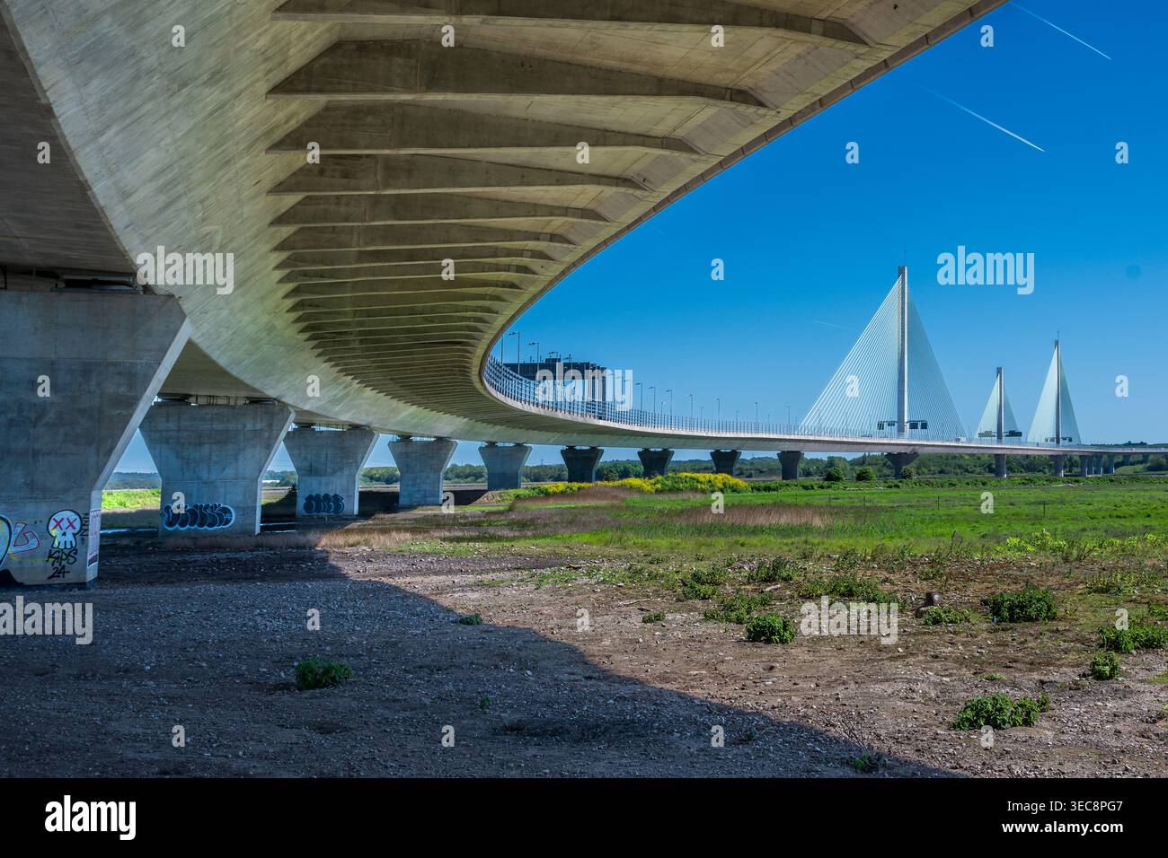 Die Mersey River Bridge verläuft anmutig über die Landschaft und verbindet Runcorn und Widnes. Stockfoto