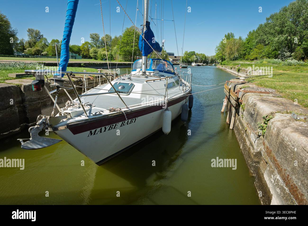 Vielleicht ruht das Baby friedlich in einem Schloss, umgeben von üppigem Grün und dem sanften Fluss des Sankey Canal. Ein perfekter Tag entfaltet sich unter hellblauem SK Stockfoto