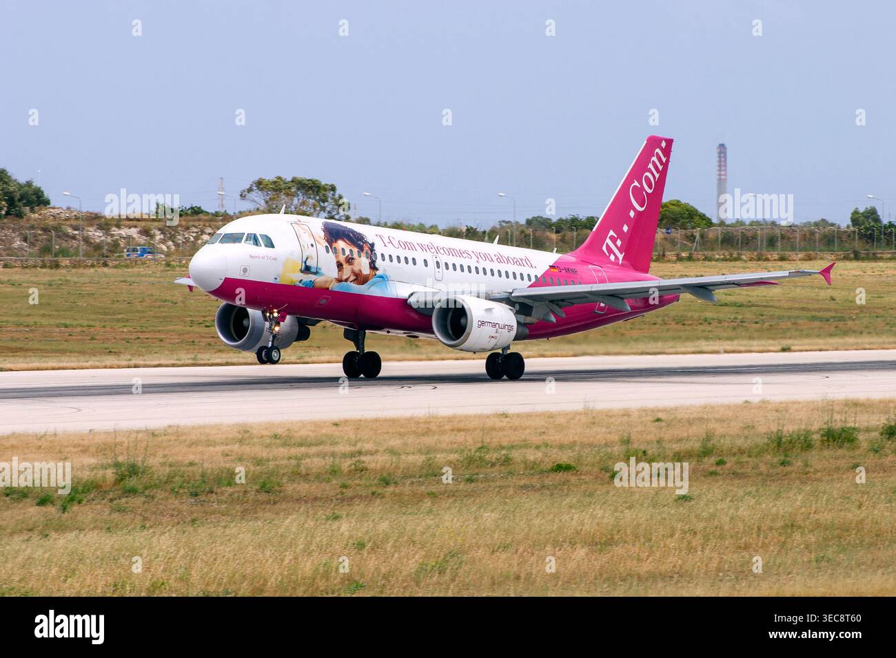 Germanwings Airbus A319-112 (REG: D-AKNR) in Sonderfarbschema www.t-com.de, Start von Start- und Landebahn 31. Stockfoto