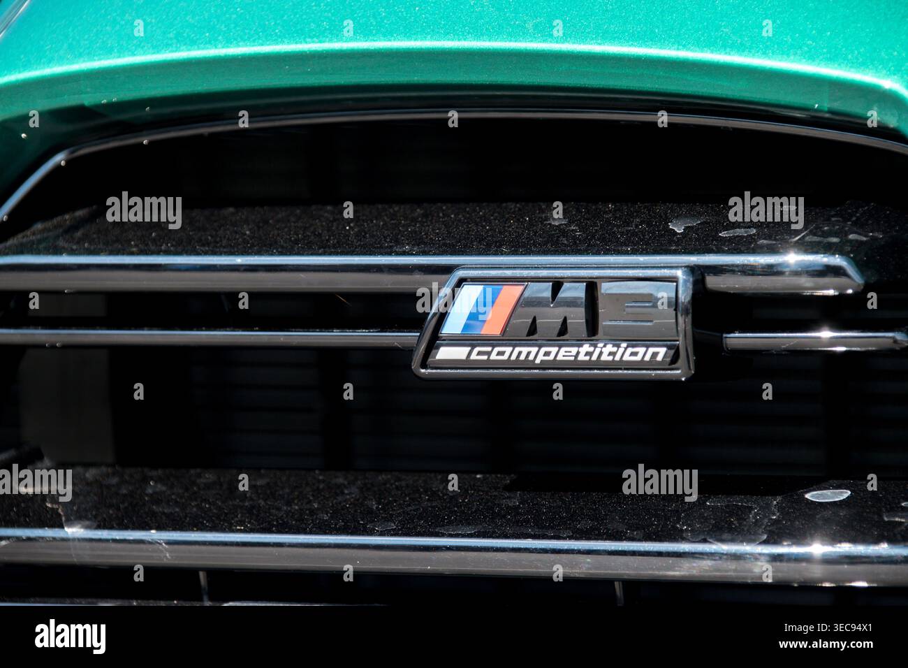 Die visuelle Identität des BMW M3 Competition wird durch seine spezifischen Embleme bestimmt, die den sportlichen und exklusiven Charakter des Fahrzeugs unterstreichen. Stockfoto