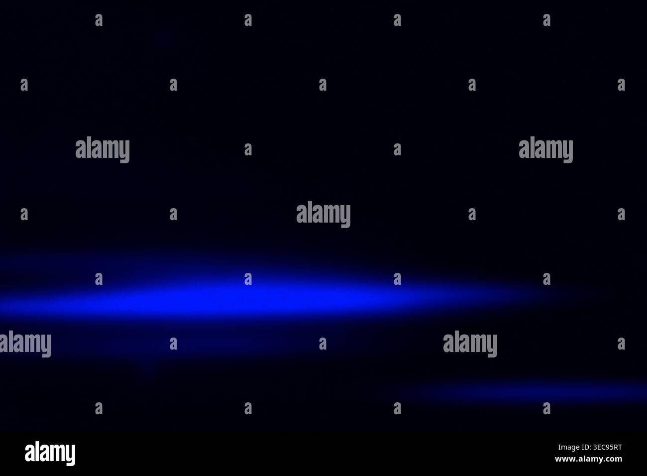 Tiefblau leuchtende Lichtstreifen auf schwarzem Hintergrund. Klares und minimalistisches abstraktes Design, ideal für technische, Science-fiction- und digitale visuelle Konzepte. Stockfoto