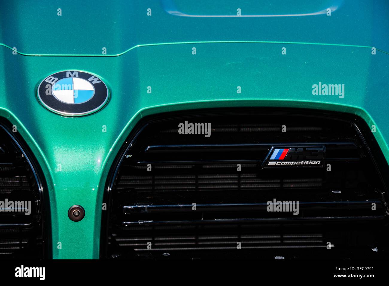 Die visuelle Identität des BMW M3 Competition wird durch seine spezifischen Embleme bestimmt, die den sportlichen und exklusiven Charakter des Fahrzeugs unterstreichen. Stockfoto