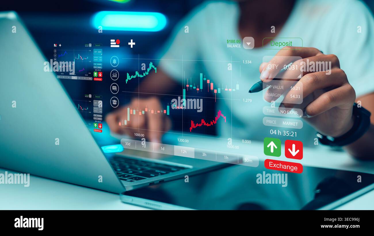 Börsenanalyse mit digitaler Hologrammschnittstelle, Kryptowährungsanlage und Datenanalyse auf Laptop, Finanzübersicht mit Leuchtkraft Stockfoto