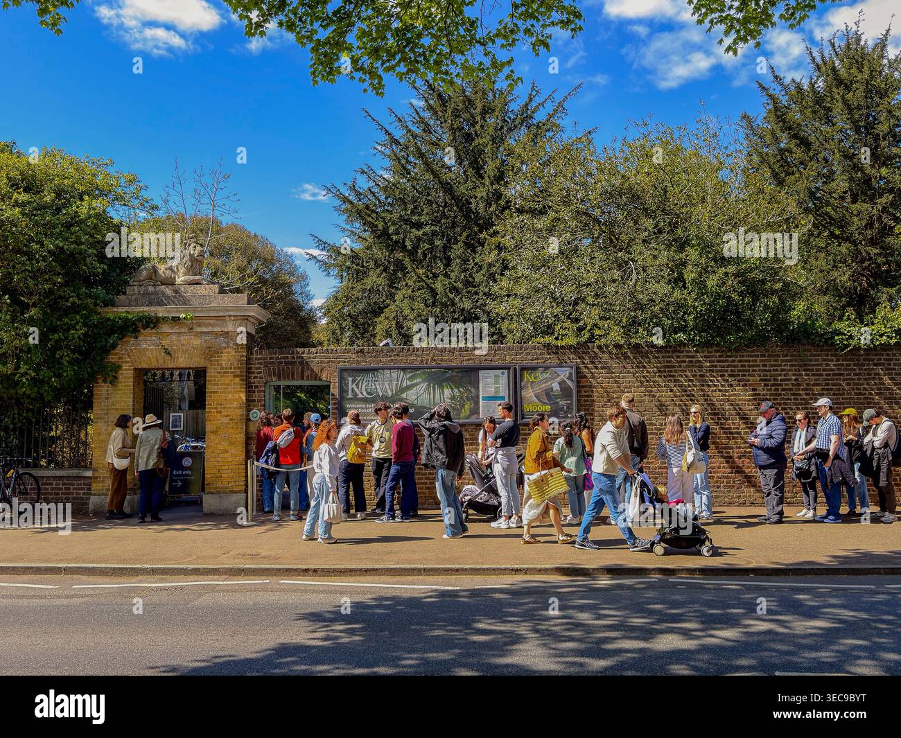Eine Reihe von Leuten, die am Lion Gate Eingang anstehen, um die Royal Botanic Gardens, die weltberühmten botanischen Gärten in Kew, Südwesten Londons, Großbritannien, zu betreten Stockfoto