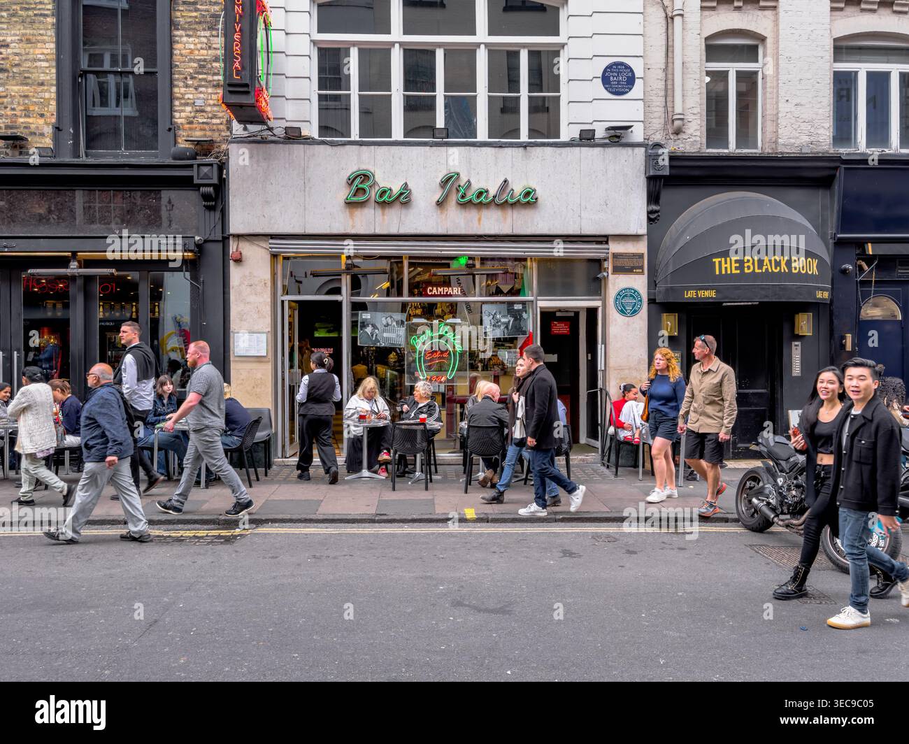 Gäste sitzen draußen in der Bar Italia, einem beliebten italienischen Café in der Frith Street im Londoner Stadtteil Soho Stockfoto