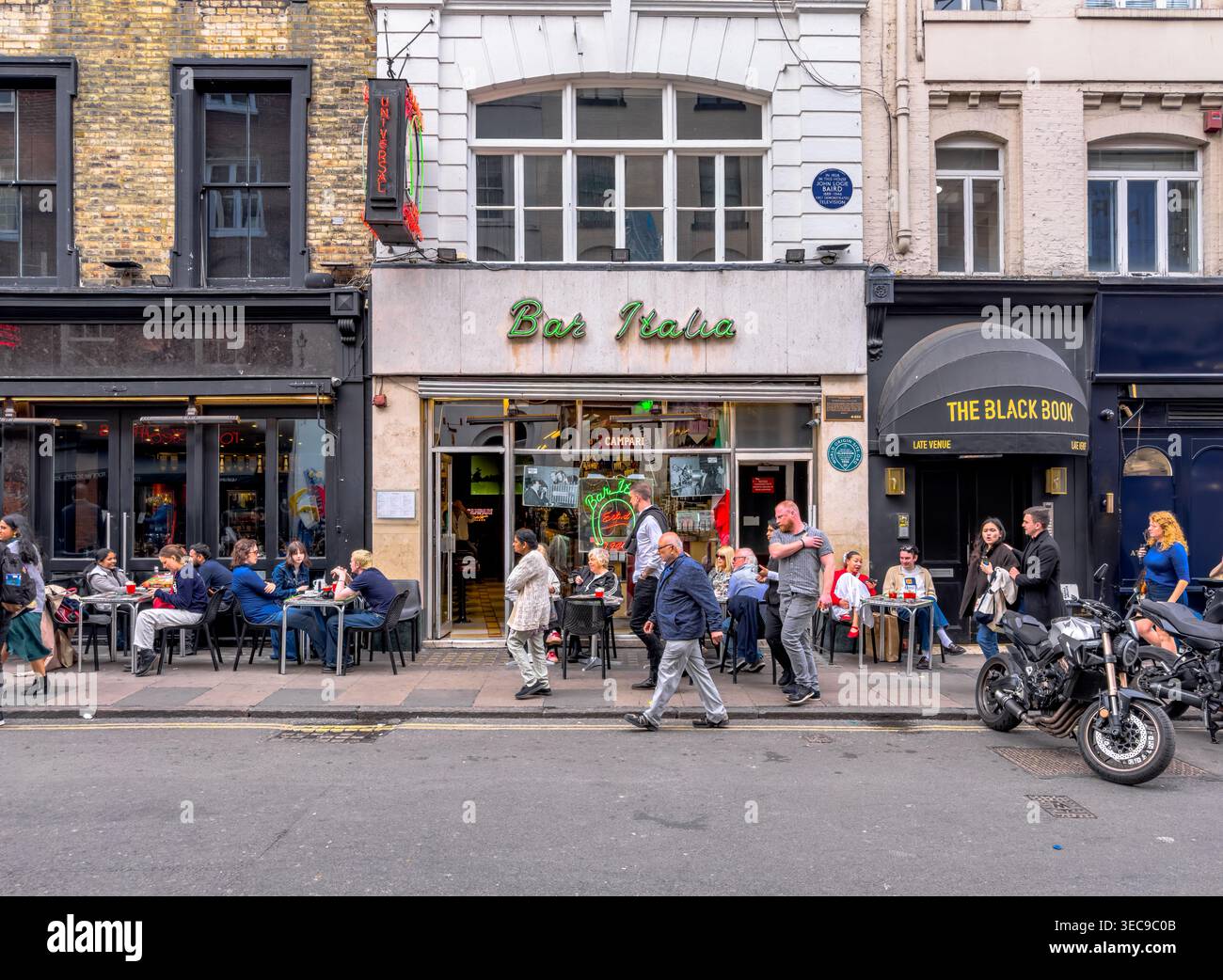 Gäste sitzen draußen in der Bar Italia, einem beliebten italienischen Café in der Frith Street im Londoner Stadtteil Soho Stockfoto