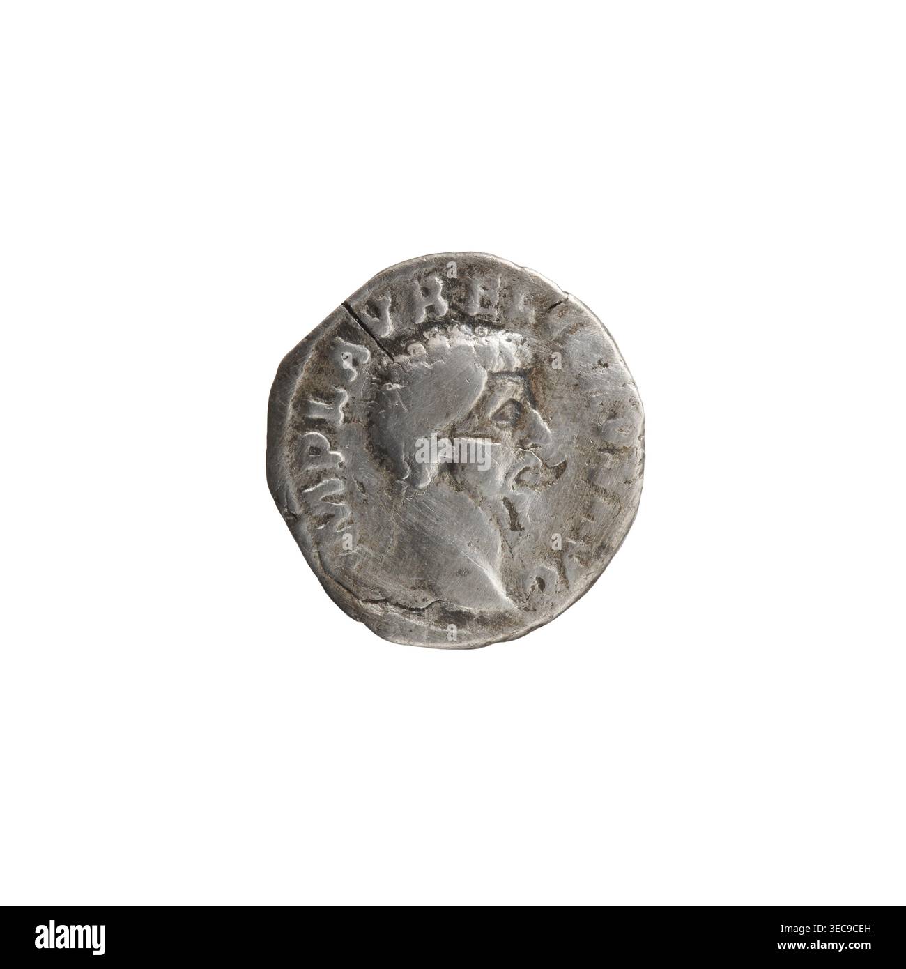 Denar von Lucius Verus (130–169; römischer Kaiser 161–169), Herausgeber Lucius Verus. Vorderseite: Kopf von Lucius Verus nach rechts, Legende „IMP L AVREL ERVS AVG“. Rückwärts: Providentia steht links, hält einen Globus in ihrer ausgestreckten rechten Hand und einen Kornukopia in ihrer linken Hand, Legende „PROV DEOR T, II COS II“. Vom 161 Bis 162. Römisches Reich, Rom. Münze; Durchmesser 16,5–17,5 mm, Gewicht 2,43 g, Achse 180°., Ein einzelnes rundes metallisches Objekt mit abgenutztem, ungleichmäßigem Rand sitzt auf weißem Hintergrund; das Objekt erscheint silbergrau mit dunkleren, anlaufenden Bereichen und helleren Lichtern, und es trägt ein erhöhtes Stockfoto
