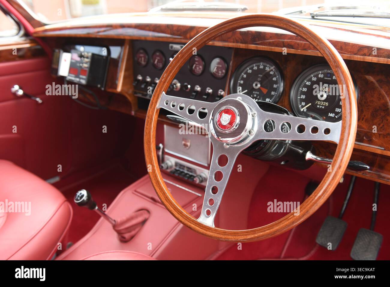 1961 Jaguar Coombs MK2 mit rotem Lederinnenraum und Holzlenkrad. Stockfoto