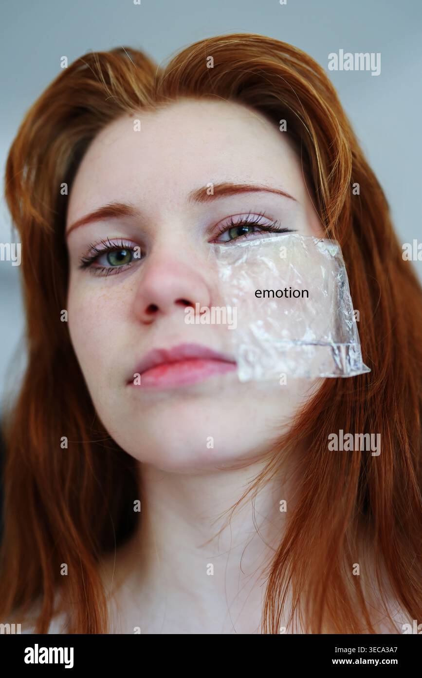 Nahaufnahme Porträt der rothaarigen Frau mit transparentem Patch auf Gesicht beschriftet Emotion, konzeptionelle psychische Gesundheit und Identitätsthema. Stockfoto