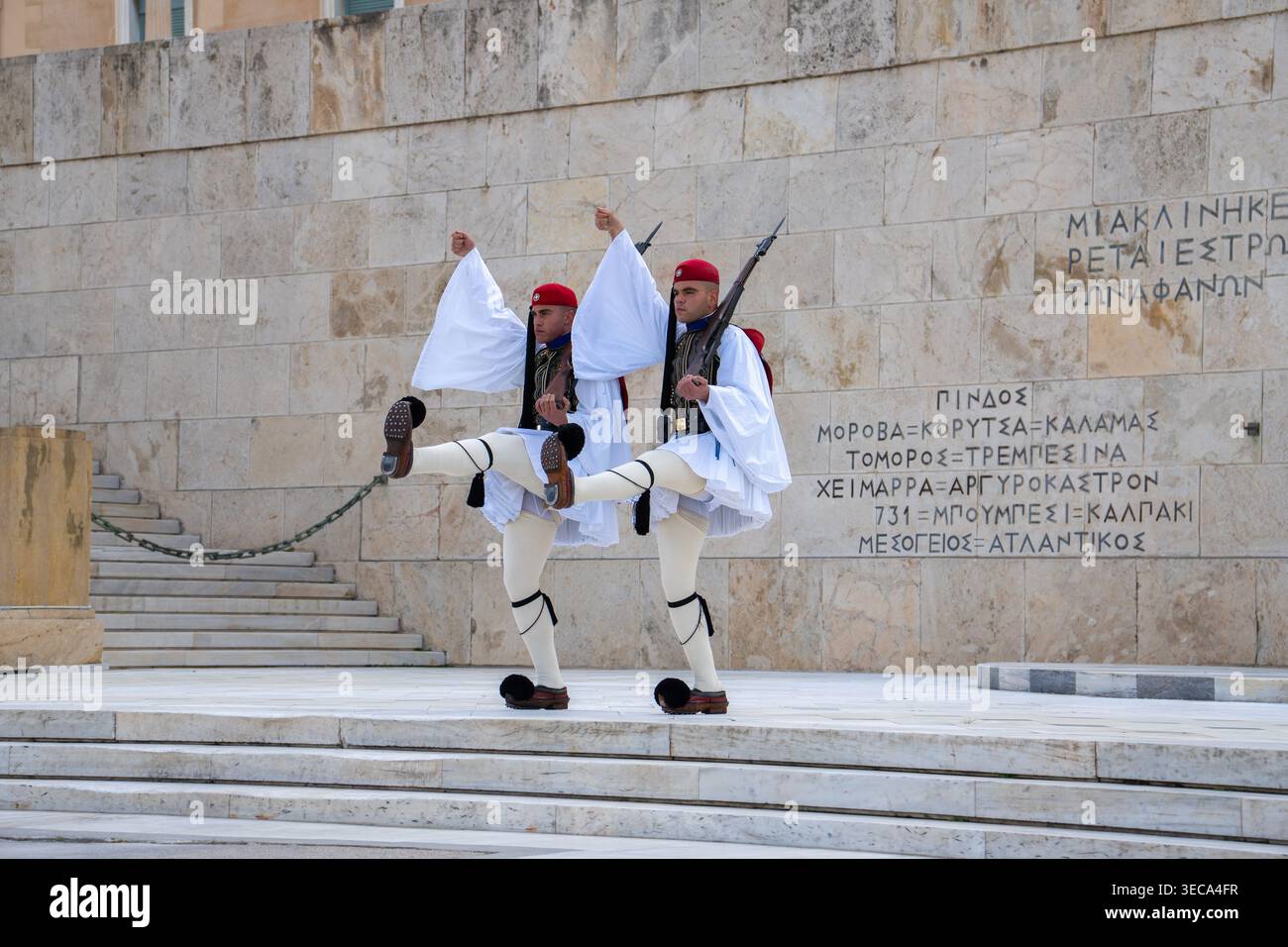 Eine Nahaufnahme von zwei Evzones aus der Präsidentenwache während des zeremoniellen Wachwechsels in Athen. Stockfoto