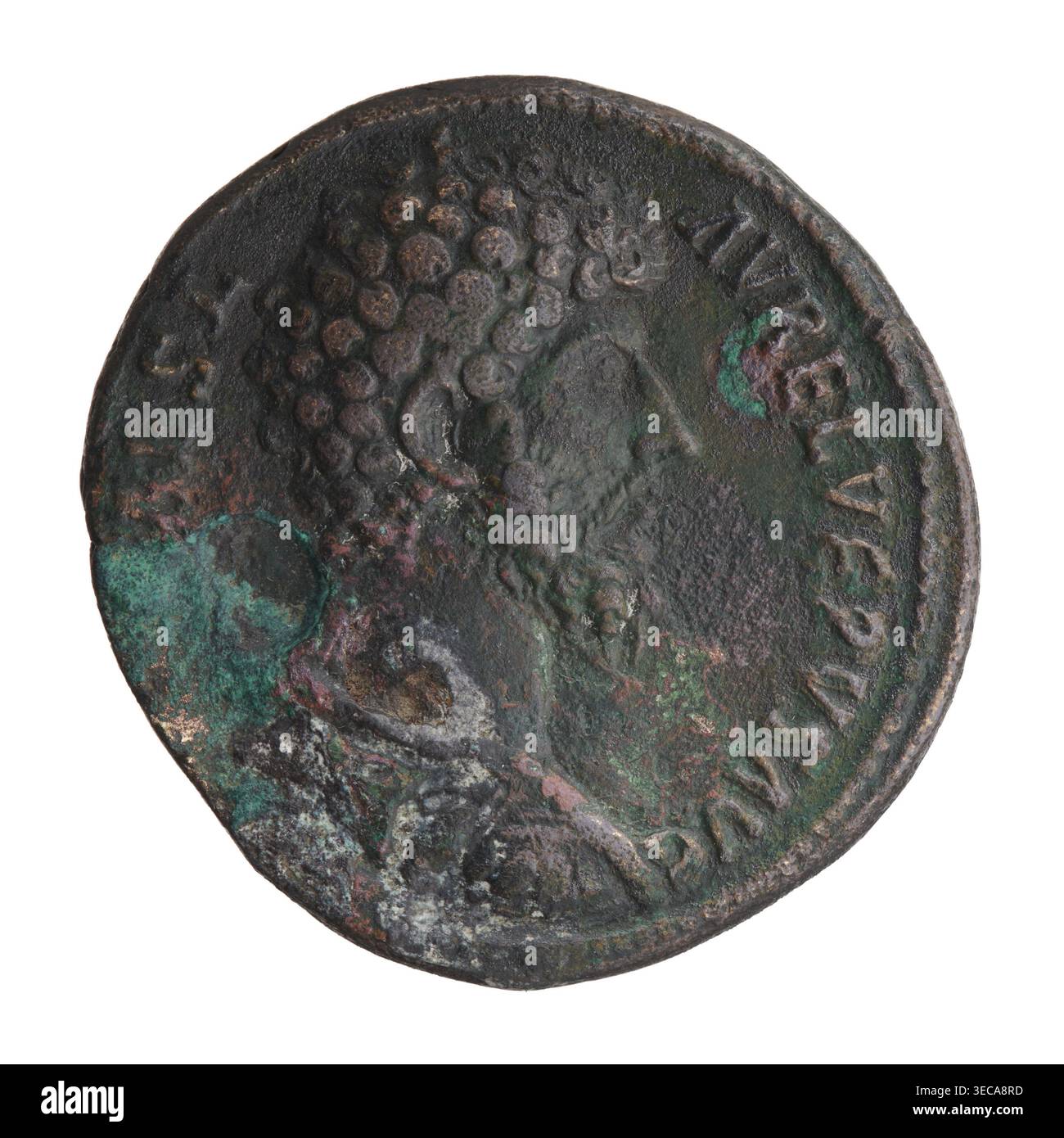 Sestertius, Lucius Verus (130–169; römischer Kaiser 161–169), Herausgeber; Vorderseite: Büste von Lucius Verus freigelegt, in Rüstung, rechts, AES L · AVREL VERVS AVG rundum; Rückseite: Lucius Verus und Marcus Aurelius (121–180; römischer Kaiser 161–180) in Togas, die einander gegenüberstehen, Rollen halten und Hände schütteln, CONCONCONCORD AVGVSTOR AVGVSTOR II · 161. Römisches Reich (27 v. Chr.–476), Rom; Münze (Bronze), Durchmesser 33,5 mm, Gewicht 25,55 g, Achse 345°, Ein abgenutztes kreisförmiges Metallobjekt mit einem erhöhten Profil eines bärtigen Kopfes im Teilrelief, das strukturierte Haare zeigt Stockfoto