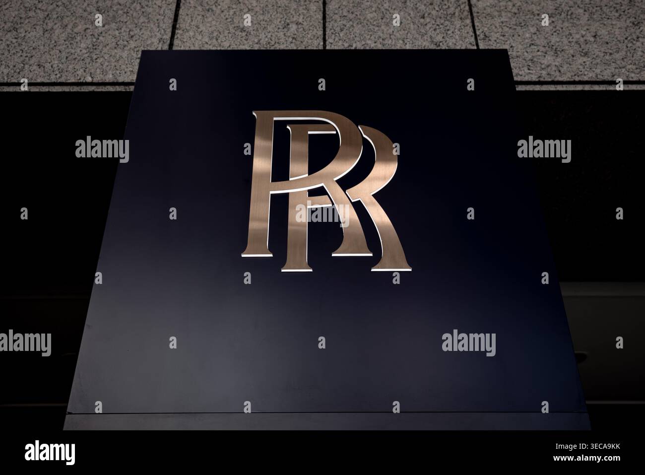 Rolls-Royce-Emblem-Beschilderung im luxuriösen Automobil-Ausstellungsraum in Tokio, Japan Stockfoto
