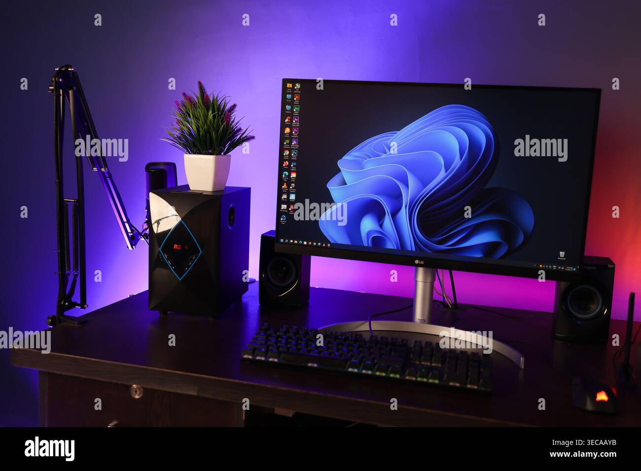 Ein Desktop-PC-Setup in dunklem Hintergrund, dies ist ein Computerset für Gaming oder Studio-Bearbeitung. Stockfoto