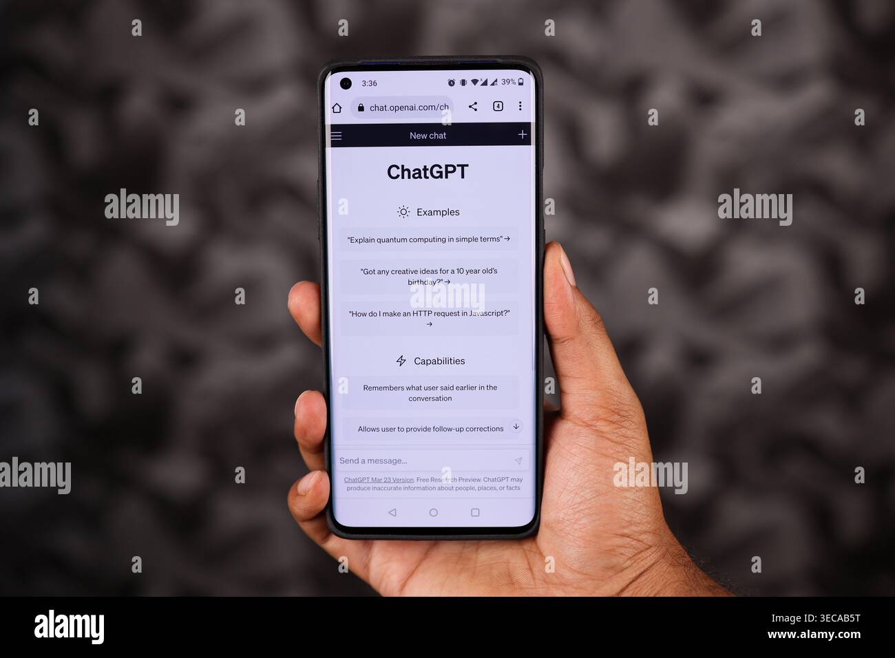 Hand hält Chatgpt-Schnittstelle am Telefon mit abstraktem Hintergrund, dies ist eine KI-App für künstliche Intelligenz, um Fragen zu stellen. Lite-Modus-Bildschirm. Stockfoto