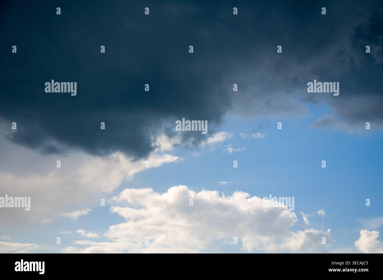 Dramatischer Himmel mit dunklen Wolken und hellblauem Horizont Stockfoto