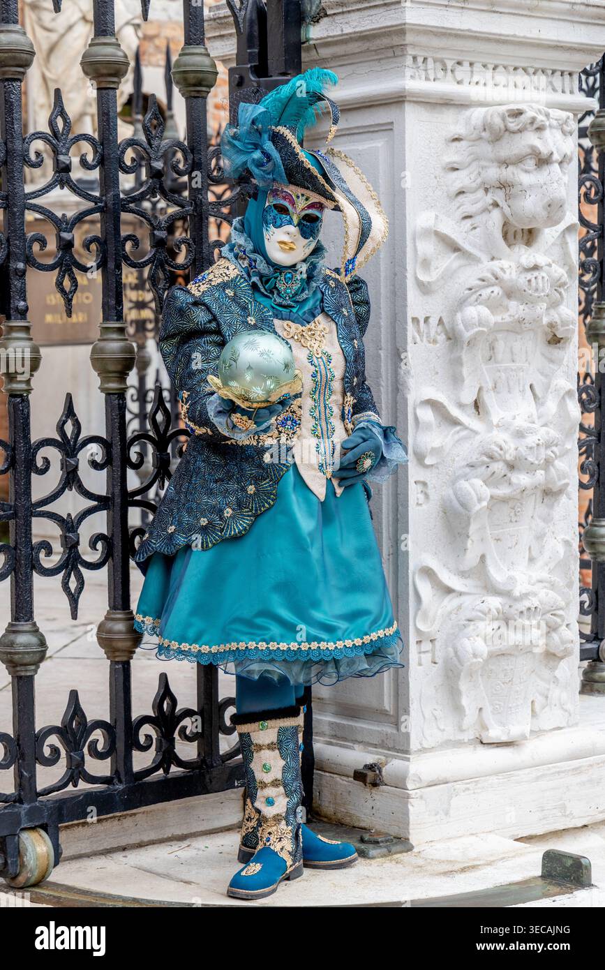 Karneval von Venedig in Italien, maskierte Feiernde in prächtigen Kostümen während des historischen Festivals in den Straßen der Stadt. Stockfoto