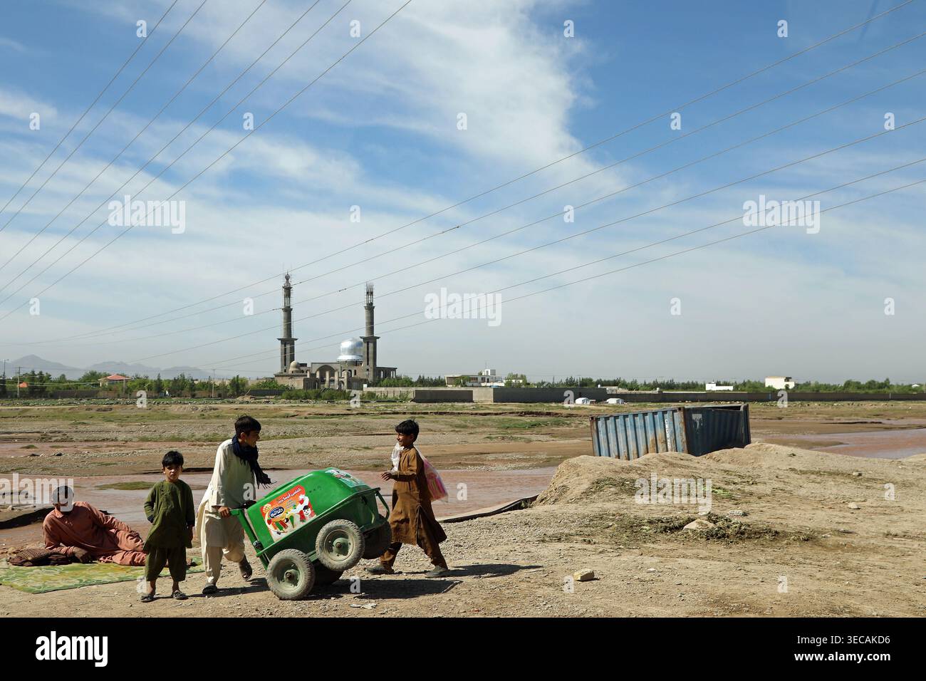 Jungen mit einem Eiswagen in Afghanistan Stockfoto
